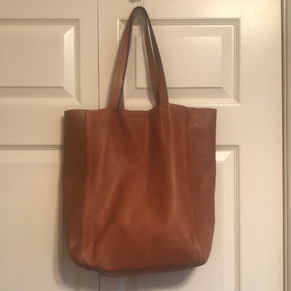Banana Republic Handbags - Banana Republic Leather tote